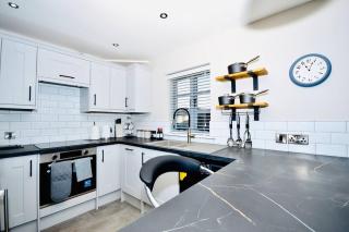 Luxury Two Bed Suite - Walk To Trentham Gardens! - 7