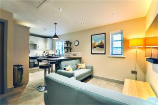 Luxury Two Bed Suite - Walk To Trentham Gardens! - 9