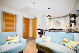 Luxury Two Bed Suite - Walk To Trentham Gardens! - 3