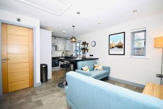 Luxury Two Bed Suite - Walk To Trentham Gardens! - 5