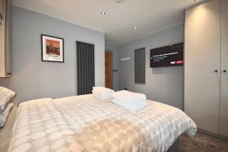 Luxury Two Bed Suite - Walk To Trentham Gardens! - 2