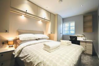 Luxury Two Bed Suite - Walk To Trentham Gardens! - 6