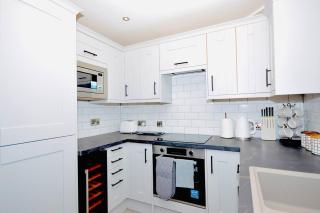 Luxury Two Bed Suite - Walk To Trentham Gardens! - 1