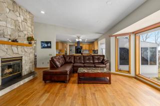 Acreage, 3 King Beds and Ensuites, Dance Floor, Fireplace, AC - 5