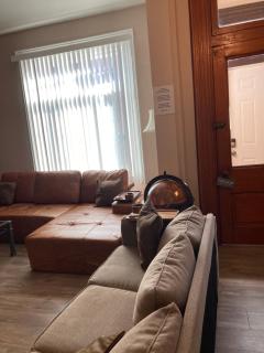 ENTIRE Big Home Close To Events - 2 Family Rooms - Kids Play Nook - Private Patio & Firepit - 6