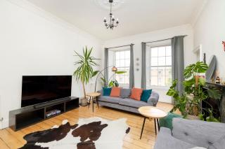 Edinburgh Chic and Stylish 2-Bedroom Apartment near City Centre - 6