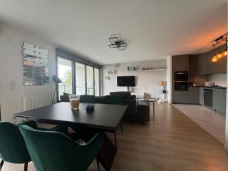 Quiet and Spacious 2BR And Salon Terrasse Parking - 1