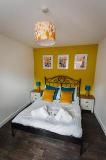 Spacious 5 Family Rooms House By Shropshire Escapes Short Lets & Serviced Accommodation Shrewsbury With Free WiFi - 9