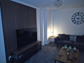 "Chez Nous" Perfect for contractors or families Sleeps 8 - 7