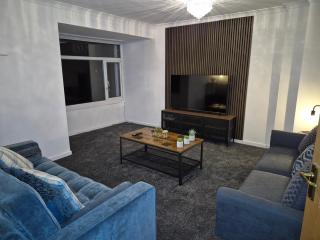 "Chez Nous" Perfect for contractors or families Sleeps 8 - 8