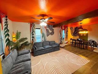 Modern & Vibrant Oasis Minutes from Downtown - 0