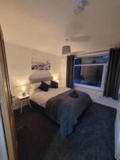 "Chez Nous" Perfect for contractors or families Sleeps 8 - 4