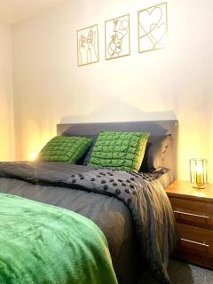 Cozy Two Bed with Juliet Balcony and Free Secure Parking - 9