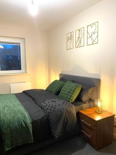 Cozy Two Bed with Juliet Balcony and Free Secure Parking - 8