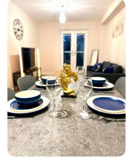 Cozy Two Bed with Juliet Balcony and Free Secure Parking - 0