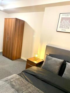 Cozy Two Bed with Juliet Balcony and Free Secure Parking - 5