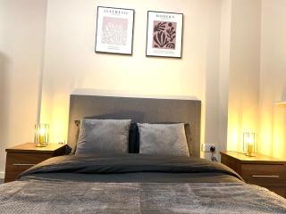 Cozy Two Bed with Juliet Balcony and Free Secure Parking - 4