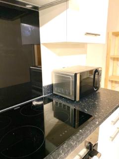 Cozy Two Bed with Juliet Balcony and Free Secure Parking - 3