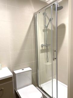 Cozy Two Bed with Juliet Balcony and Free Secure Parking - 1