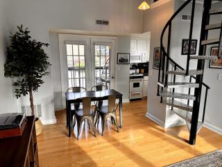 Cozy Loft - Walk to Broadway - Free Gated Parking - 3