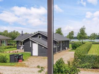 Scandinavian Lakeside Retreat-By Traum - 3