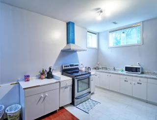 Bright Basement & Private Bathroom, free Parking - 3