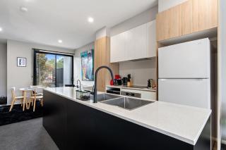 Modern 3-Bedroom Townhouse in Quiet Greenway - 7