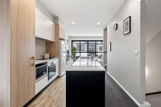 Modern 3-Bedroom Townhouse in Quiet Greenway - 5