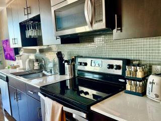 Stylish Studio in Mid-Wilshire with Pool, Free Parking, Gym in Prime Location - 3