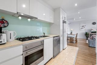 Central 2-Bed Apartment with Parking, Pool and Gym - 9