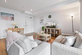 Central 2-Bed Apartment with Parking, Pool and Gym - 5