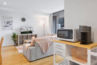 Central 2-Bed Apartment with Parking, Pool and Gym - 3