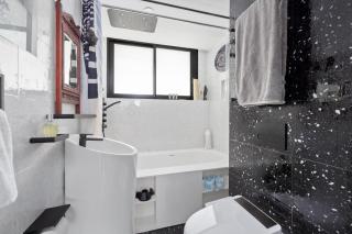 Bright Tamarama 2-Bed Apartment with Balcony Views - 7