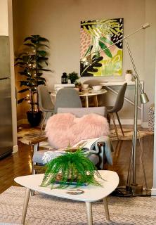 Stylish Studio in Mid-Wilshire with Pool, Free Parking, Gym in Prime Location - 8