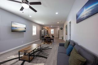 4 Min to Downtown - 11 to Elon - Washer and Dryer - 6