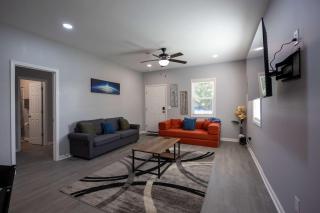 4 Min to Downtown - 11 to Elon - Washer and Dryer - 2