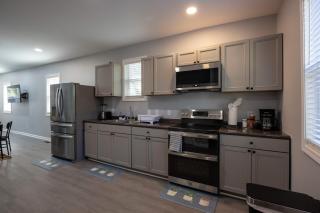 4 Min to Downtown - 11 to Elon - Washer and Dryer - 7