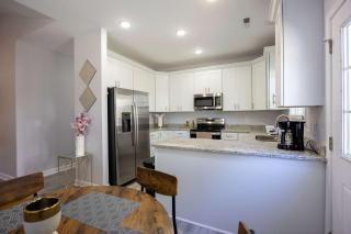 2 Min to Downtown - 9 to Elon - Fast Wi-Fi - 3