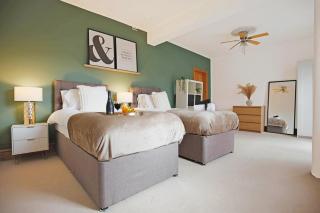 Spacious House in City Centre - Sleeps up to 9 - Free Parking, Super-Fast Wifi, Garden, Balcony, and Smart TV with Virgin TV and Netflix by Yoko Property - 6