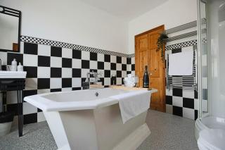 Spacious House in City Centre - Sleeps up to 9 - Free Parking, Super-Fast Wifi, Garden, Balcony, and Smart TV with Virgin TV and Netflix by Yoko Property - 8