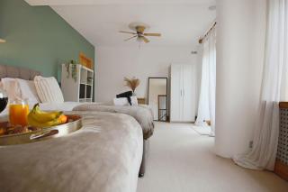 Spacious House in City Centre - Sleeps up to 9 - Free Parking, Super-Fast Wifi, Garden, Balcony, and Smart TV with Virgin TV and Netflix by Yoko Property - 4