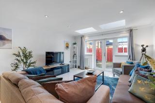 Isher 3 Bedroom, 2-Bathroom House with Parking - 0