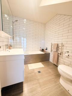 Cosy Luxe --Modern 3 bedroom home in Johnsonville - 4