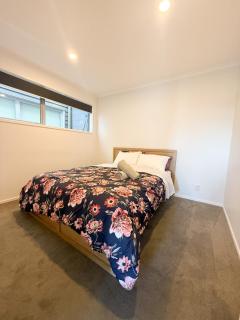 Cosy Luxe --Modern 3 bedroom home in Johnsonville - 3