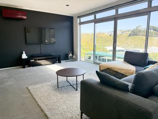 Cosy Luxe --Modern 3 bedroom home in Johnsonville - 2