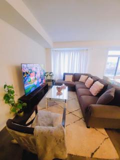 New 3-BR Home Near Falls with King Bed 75 Inch TV and Parking - 9