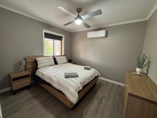 Park, Outdoor Gym, Sports Oval, 3 Queen Room House - 9