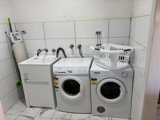 Park, Outdoor Gym, Sports Oval, 3 Queen Room House - 7