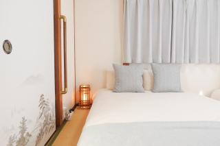 White Sakura Three Floor Japanese Entire House for 9 3 Toilets 2 Baths Family Friendly Direct to Airport Namba and Dotonbori - 0