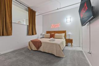 New Skywalk Access- Downtown Work Retreat- Sleeps8 - Indianapolis - 6